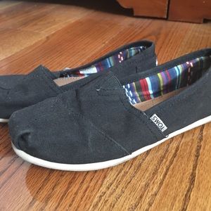 Black TOMS